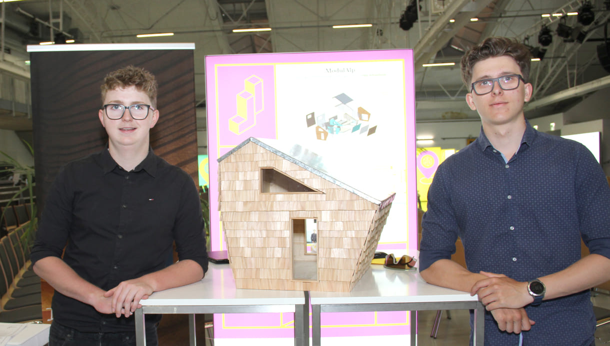 Lucas Eberharter und Philipp Kaserer mit ihrem maßstabgetreuen Modell einer Fertigteil-Berghütte