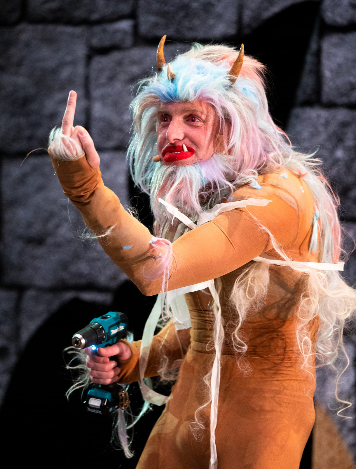 Szenenfoto aus "Monsterrrr!" von Toboso, Soloperformer Trygve Wakenshaw