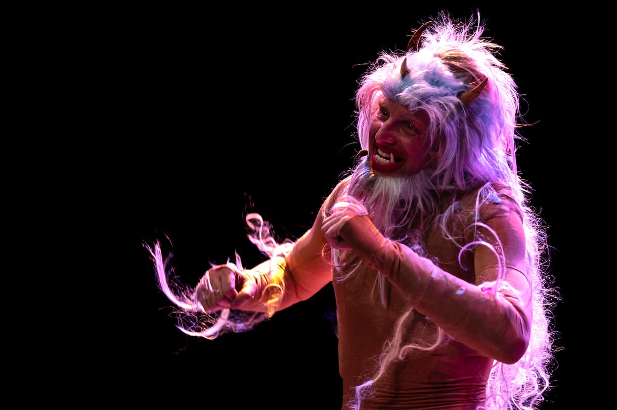 Szenenfoto aus "Monsterrrr!" von Toboso, Soloperformer Trygve Wakenshaw