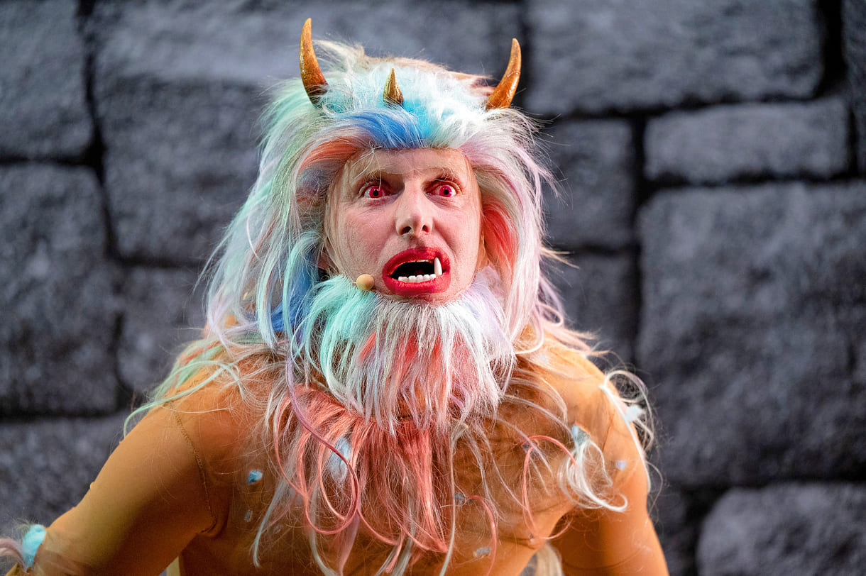 Szenenfoto aus "Monsterrrr!" von Toboso, Soloperformer Trygve Wakenshaw