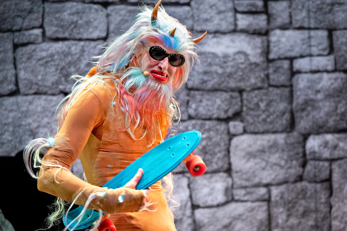 Szenenfoto aus "Monsterrrr!" von Toboso, Soloperformer Trygve Wakenshaw