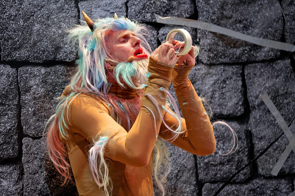 Szenenfoto aus "Monsterrrr!" von Toboso, Soloperformer Trygve Wakenshaw