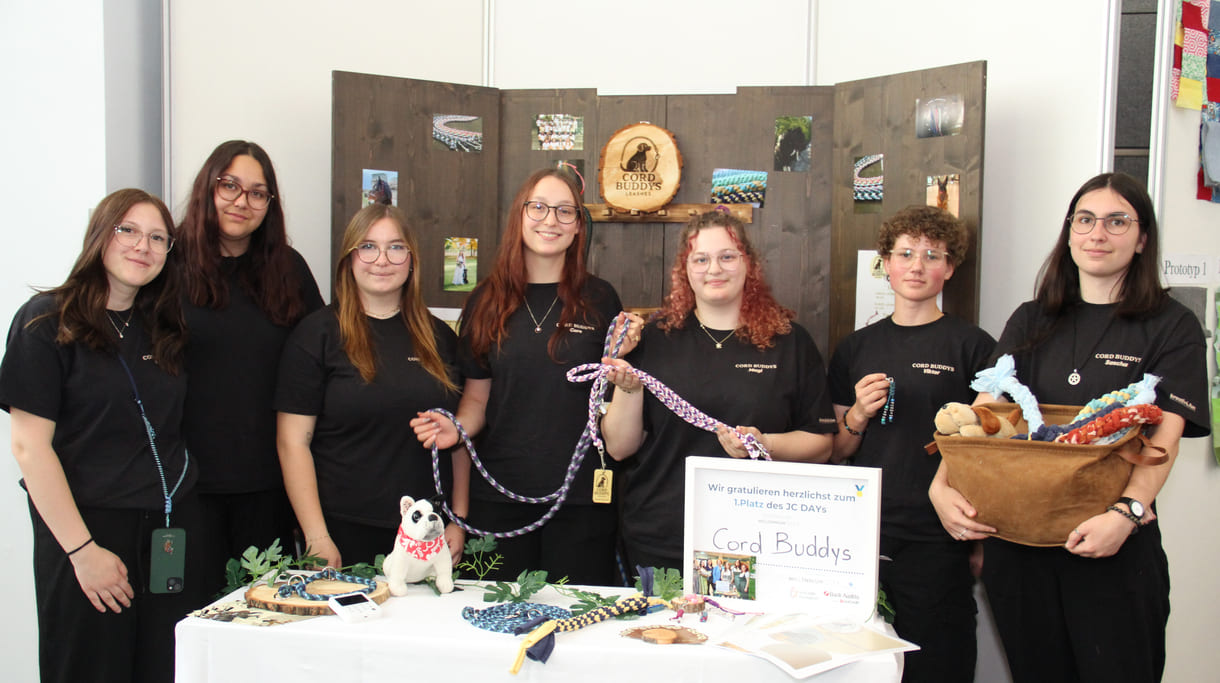 Hunde-, Hand-Leinen und mehr von einer ganzen LFS-Klasse, in Wien vertreten durch Sarah Greil, Nina Käppler, Viola Biringer, Carolin Schwarz, Magdalena Gutruf, Viktor May und Sarah Wagner