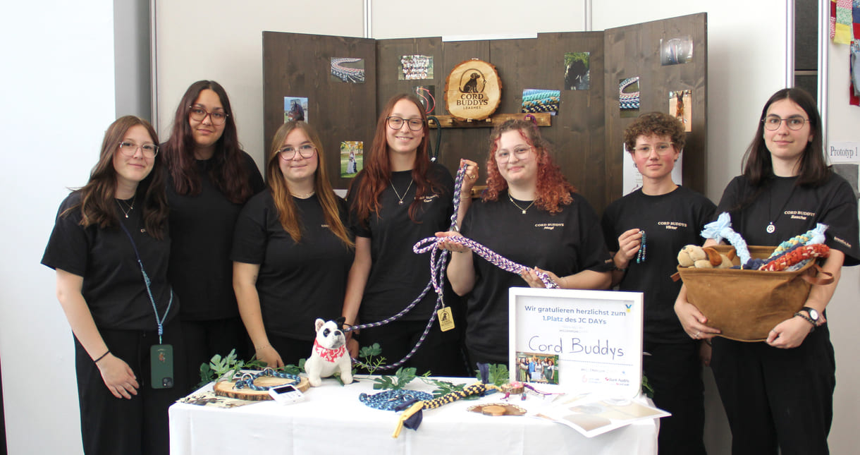 Hunde-, Hand-Leinen und mehr von einer ganzen LFS-Klasse, in Wien vertreten durch Sarah Greil, Nina Käppler, Viola Biringer, Carolin Schwarz, Magdalena Gutruf, Viktor May und Sarah Wagner