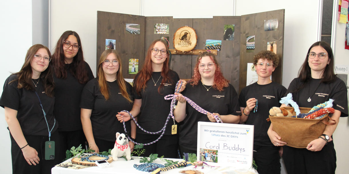 Hunde-, Hand-Leinen und mehr von einer ganzen LFS-Klasse, in Wien vertreten durch Sarah Greil, Nina Käppler, Viola Biringer, Carolin Schwarz, Magdalena Gutruf, Viktor May und Sarah Wagner