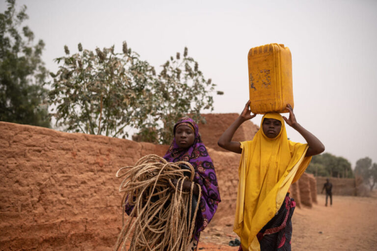 Roukaya (rechts) ist 15 Jahre alt. Gemeinsam mit einer Freundin muss sie in Gomozo (Niger) Wasser holen und in Kanistern nach Hause transportieren.