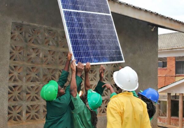 Junge Frauen, die in einem der Berufsbildungszentren zu Elektro- und Solartechnikerinnen ausgebildet werden
