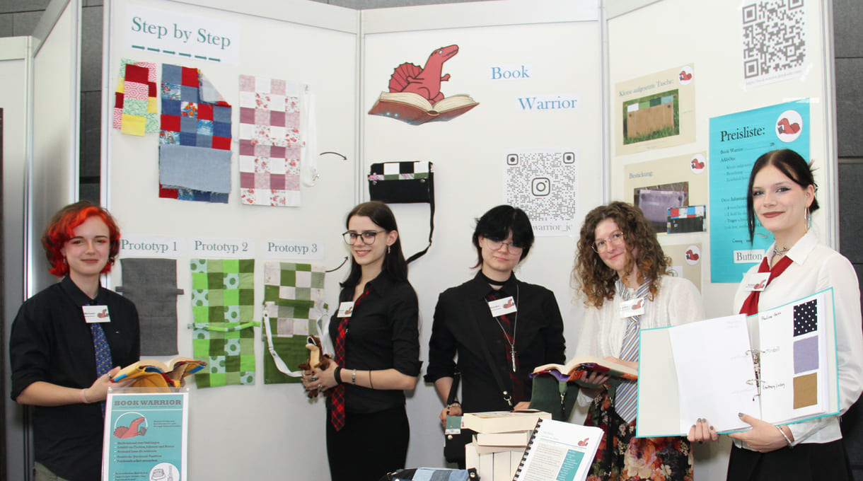 Melanie Hummer, Samara Egger, Karma Gölzner, Carina Hagmüller und Helen Wagner als 