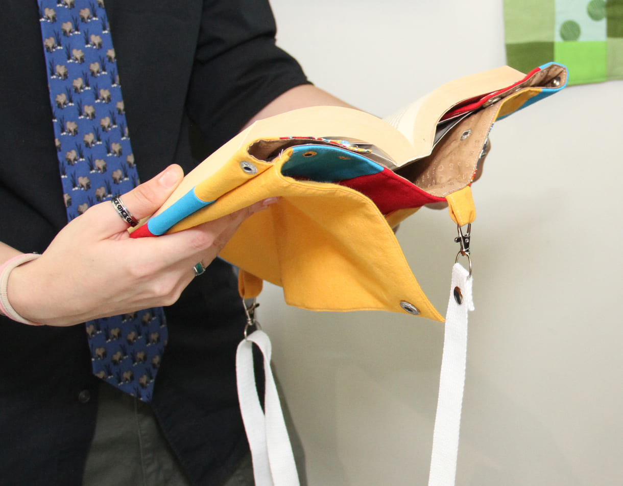 Detail - einfach aufklappen - die Tasche wird zum Buch-Einband