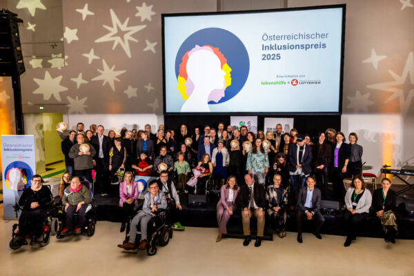 Alle Preisträger:innen des Österreichischen Inklusionspreises 2025 samt Juror:innen und Sprecher:innen