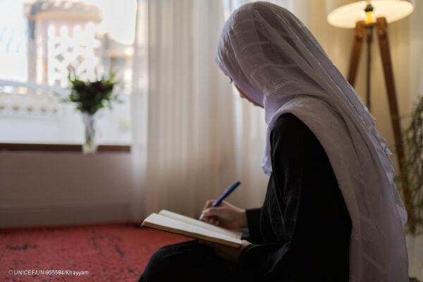 Am 25. Februar 2026 sitzt die 18-jährige Suraya* (Name zu ihrem Schutz geändert) zu Hause und schreibt in ein Notizbuch. Vor fast fünf Jahren musst sie mit ihrer weiteren (Schul-)Bildung aufhören.