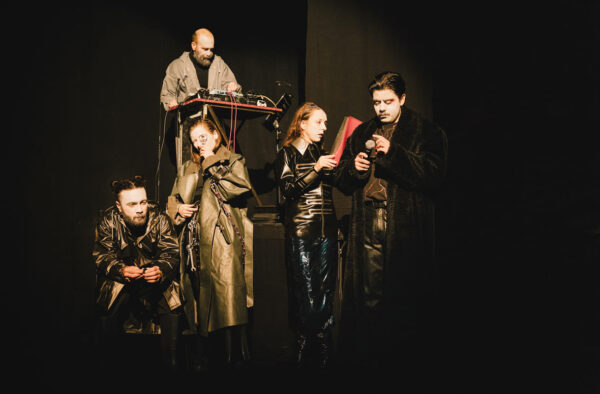 Szenenfoto aus "Out Loud - Resistance"