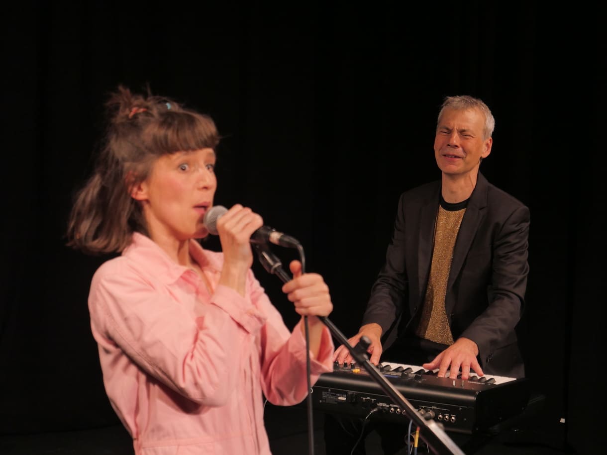 Marika Rainer (Schauspiel, Gesang) und Dieter Stemmer (Livemusik und Schauspiel) bei 