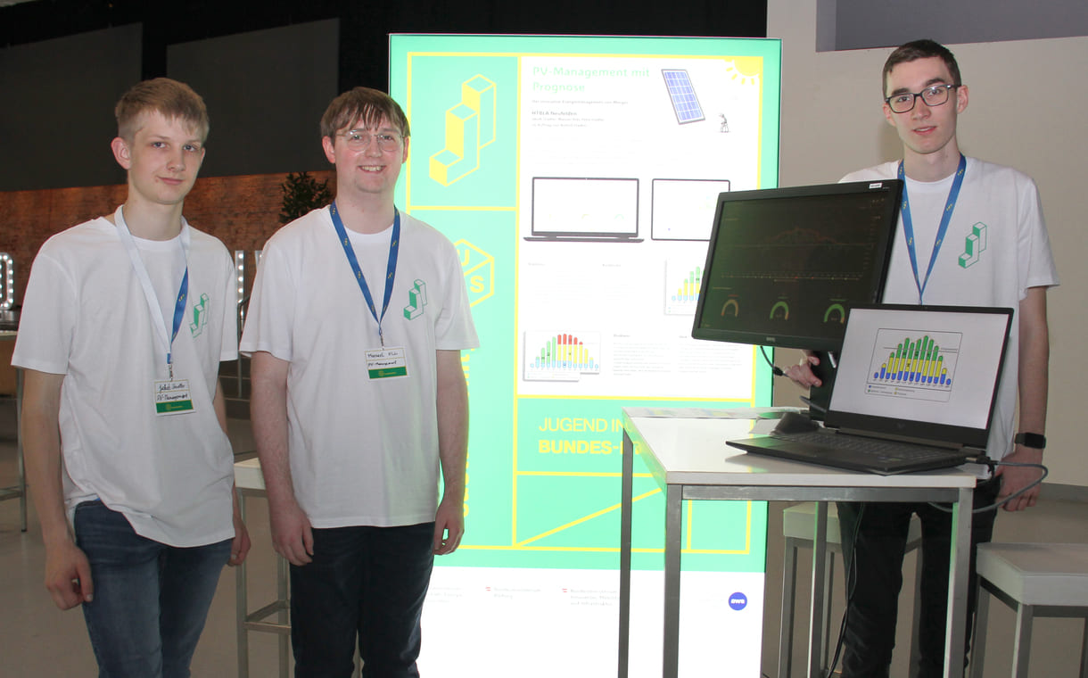 Jakob Stadler, Manuel Klär und Felix Stadler zeigen, wie ihre Software die Einspeisung von Sonnenstrom steuern könnte