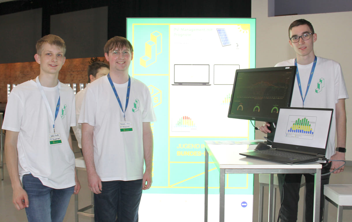 Jakob Stadler, Manuel Klär und Felix Stadler zeigen, wie ihre Software die Einspeisung von Sonnenstrom steuern könnte