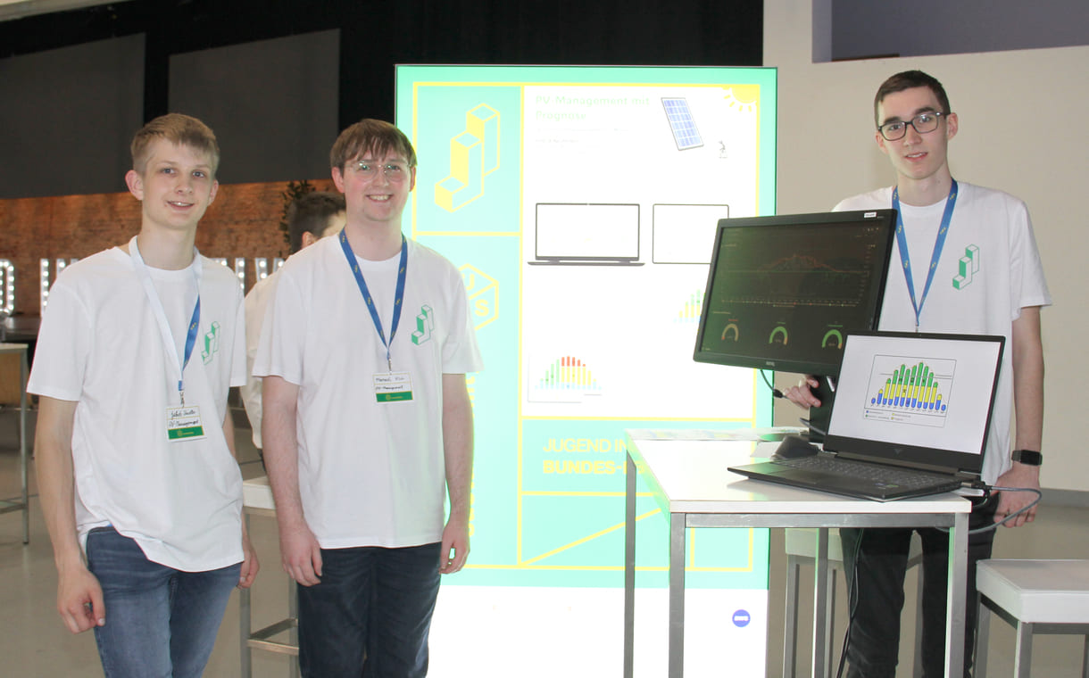 Jakob Stadler, Manuel Klär und Felix Stadler zeigen, wie ihre Software die Einspeisung von Sonnenstrom steuern könnte