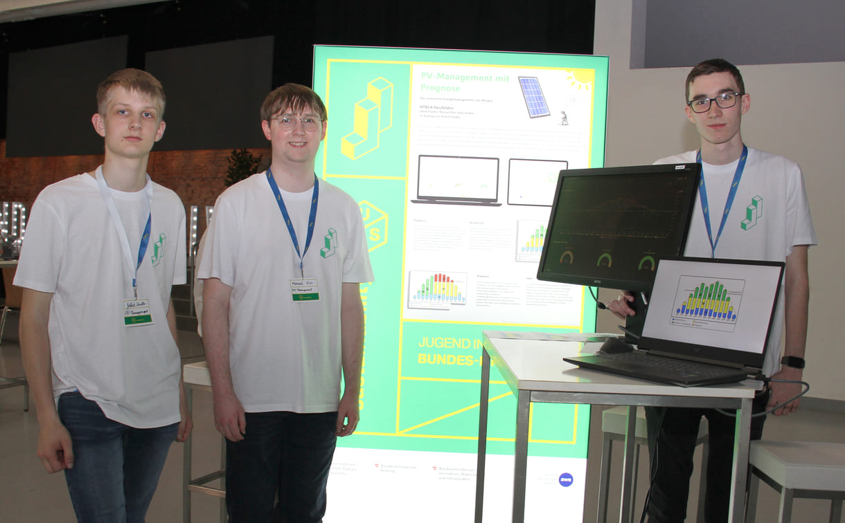 Jakob Stadler, Manuel Klär und Felix Stadler zeigen, wie ihre Software die Einspeisung von Sonnenstrom steuern könnte