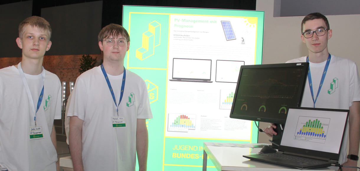 Jakob Stadler, Manuel Klär und Felix Stadler zeigen, wie ihre Software die Einspeisung von Sonnenstrom steuern könnte