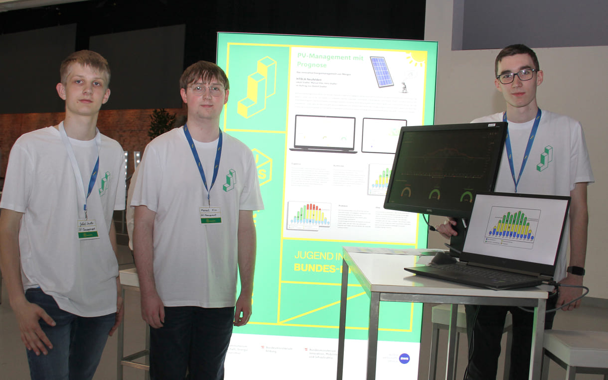 Jakob Stadler, Manuel Klär und Felix Stadler zeigen, wie ihre Software die Einspeisung von Sonnenstrom steuern könnte