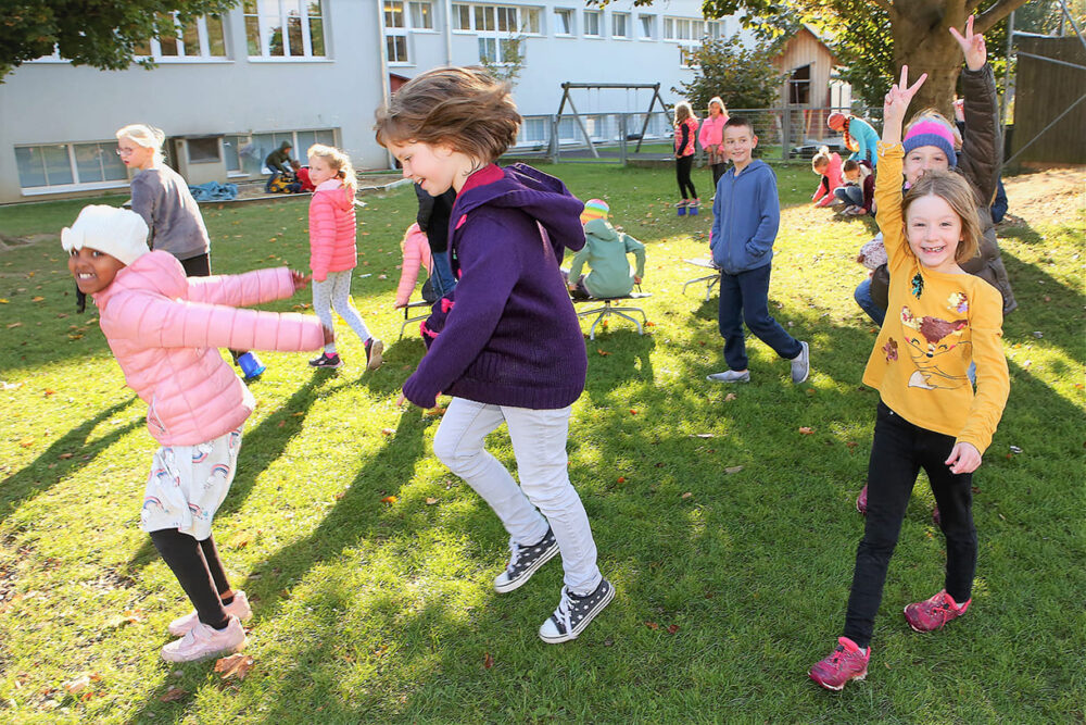 Viel Bewegungsmöglichkeit in den pausen für die Kinder der Volksschule Gratwein (Steiermark)