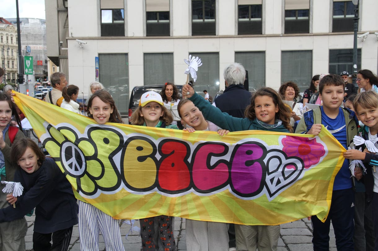Mehrsprachige Friedenstransparente und bunte Fähnchen