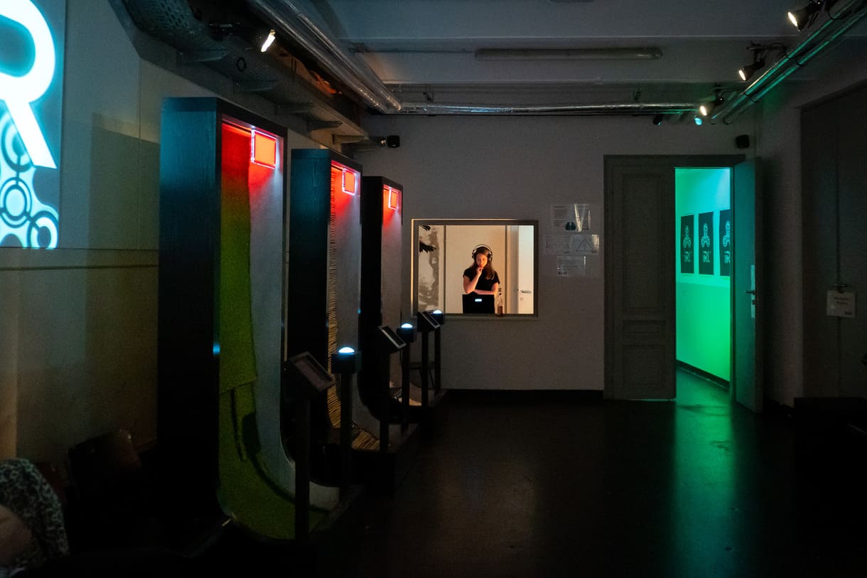 Foyer von brut studio mit spielerischen Enleitungs-Stationen