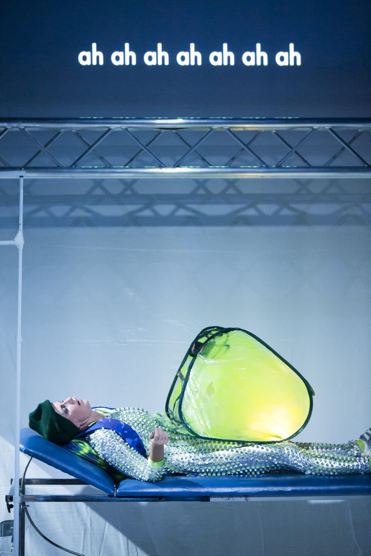 Szenenfoto aus "Maria und die Fledermaus" im Theater am Werk, Meidling