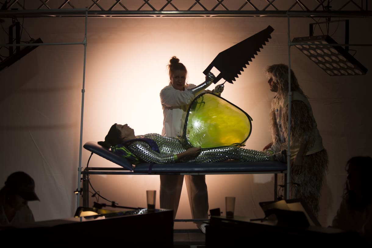 Szenenfoto aus "Maria und die Fledermaus" im Theater am Werk, Meidling