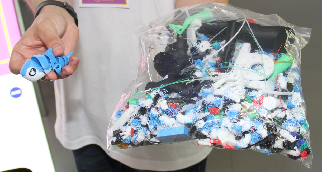 Ein kleiner Fisch - und viel Abfall, der beim 3D-Druck angefallen ist; Schüler können ihn reyceln