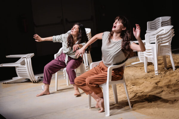 Szenenfoto (Endproben) aus "Richterskala 7,8" im Theater am Werk / Kabelwerk