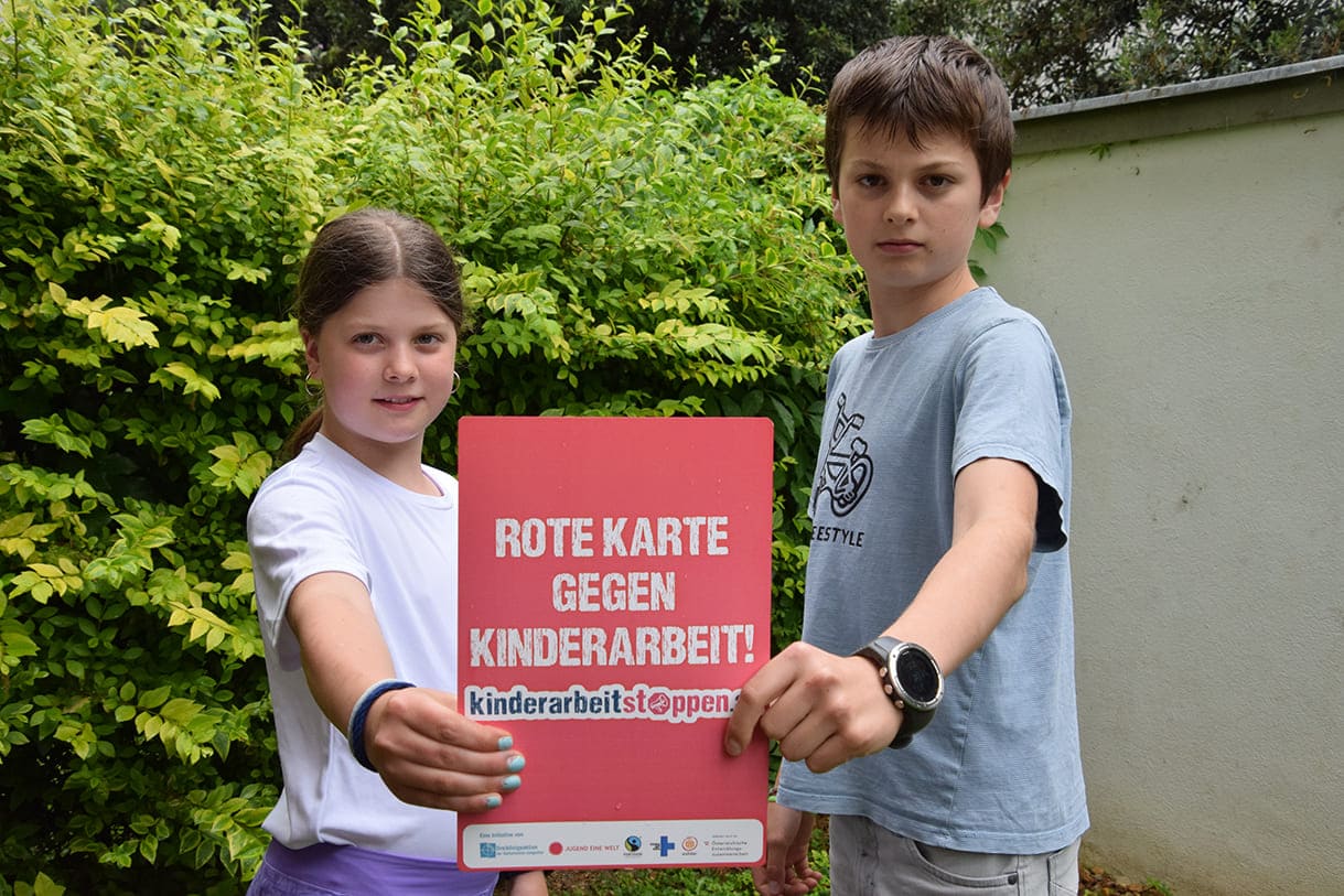 Zwei Kinder halten eine große 