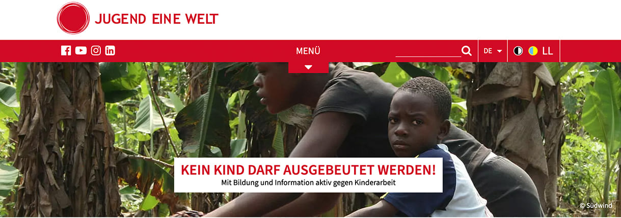 Kinder, die auf einer Bananenplantage ernten und ein Schriftzug 