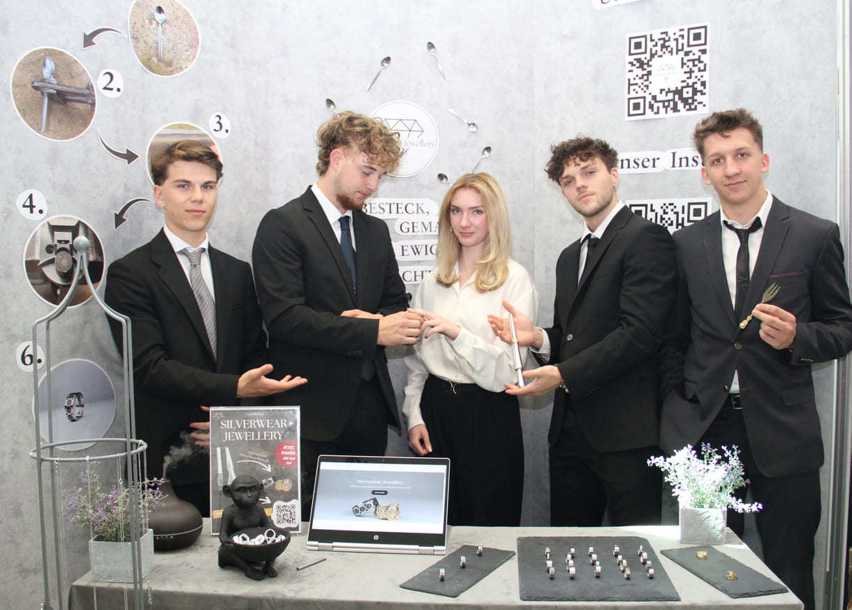 Sebastian Rogl, Lukas Hörth, Christina Valenta, Alexander Veit, Lukas Ondrusek und zwei weitere Schülerinnen machten aus alten Löffeln und Gabeln Ringe und Halsketten-Anhänger