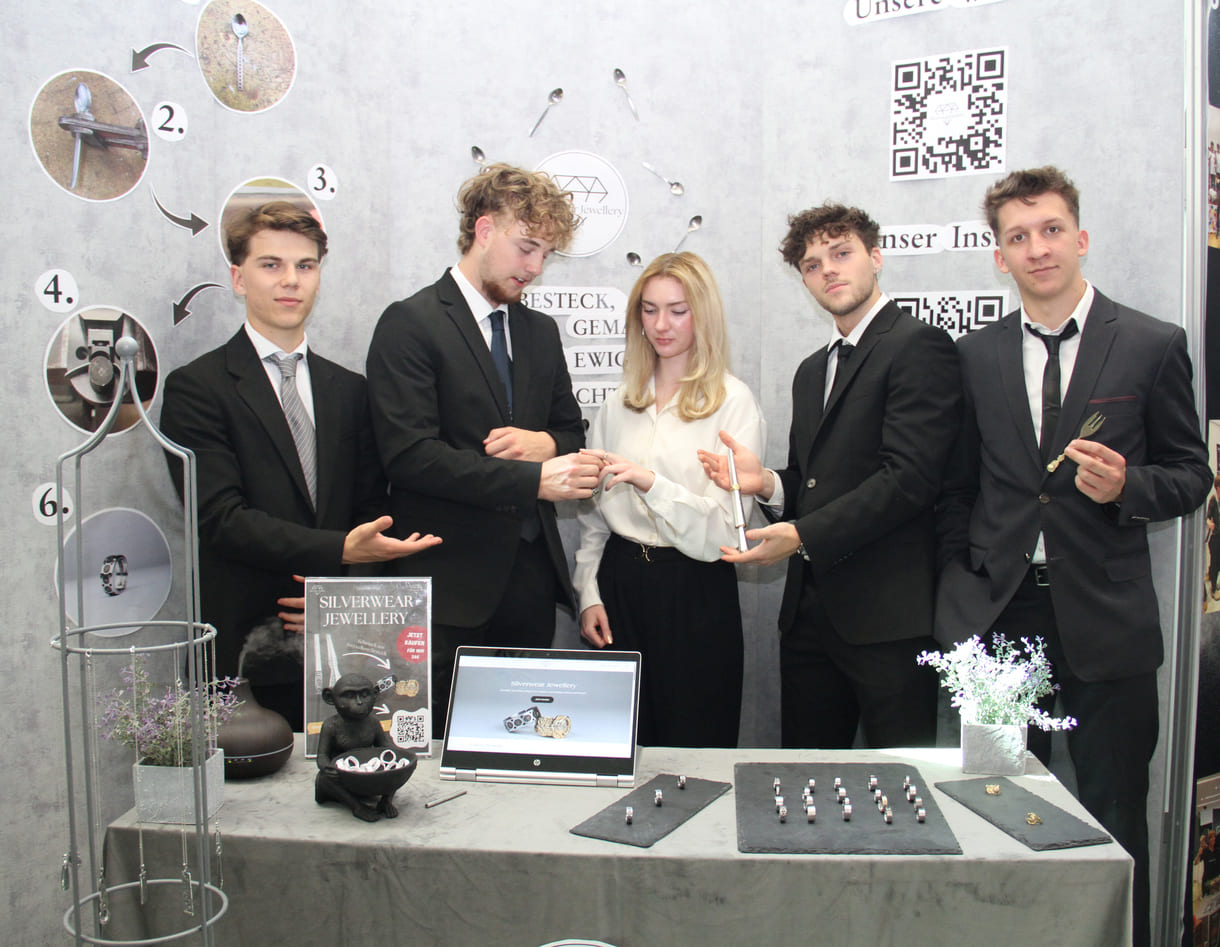 Sebastian Rogl, Lukas Hörth, Christina Valenta, Alexander Veit, Lukas Ondrusek und zwei weitere Schülerinnen machten aus alten Löffeln und Gabeln Ringe und Halsketten-Anhänger