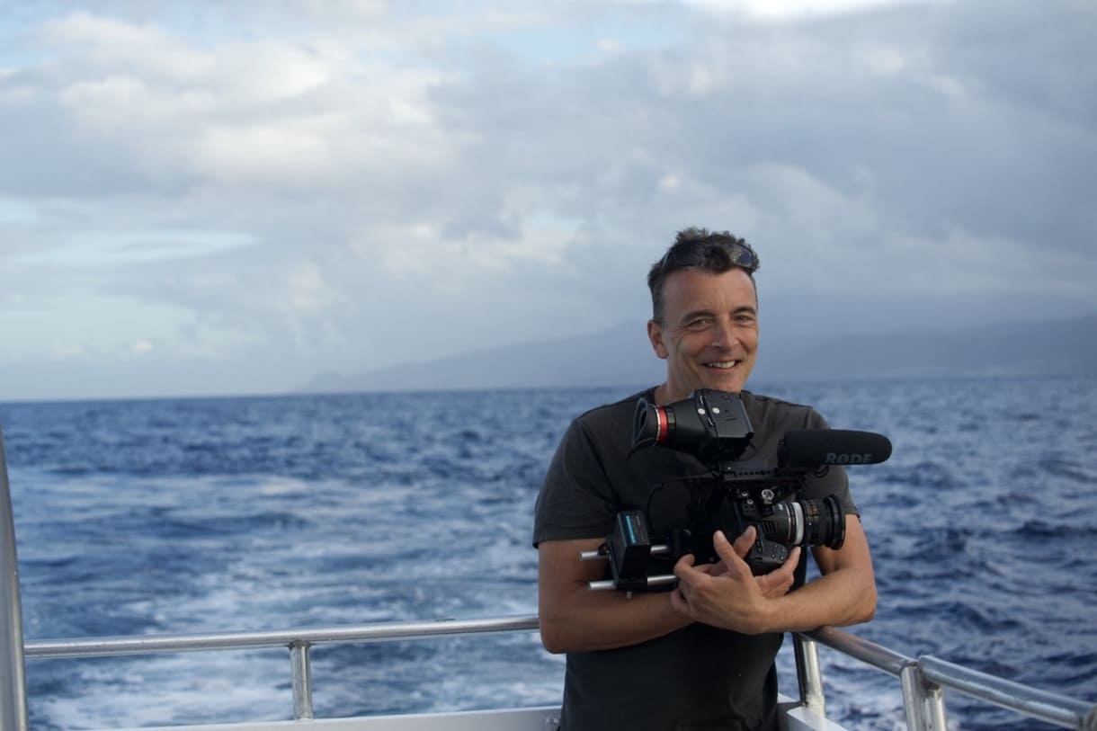 Rupert mit einer Kamera am Boot