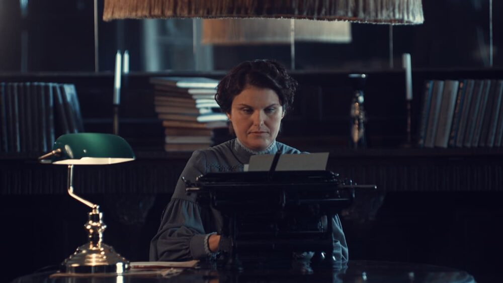 Bild aus dem Film: Darstellerin der Eugenie Schwarzwald an einer alten Schreibmaschine