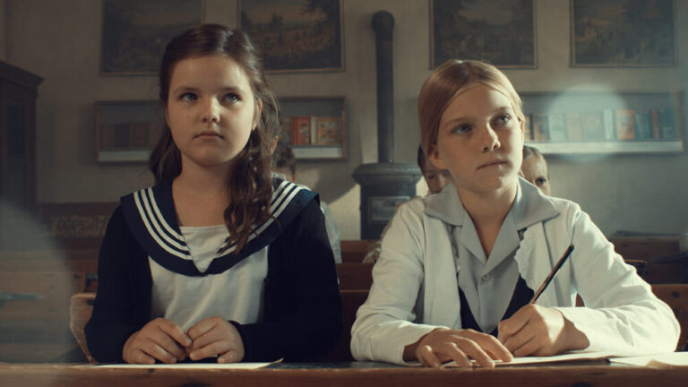 Bild aus dem Film: Darstellerinnen von Schülerinnen der Schwarzwaldschule