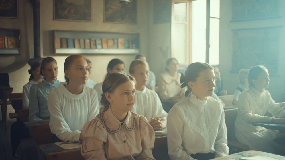 Bild aus dem Film: Darstellerinnen der Schulklasse der Schwarzwaldschule