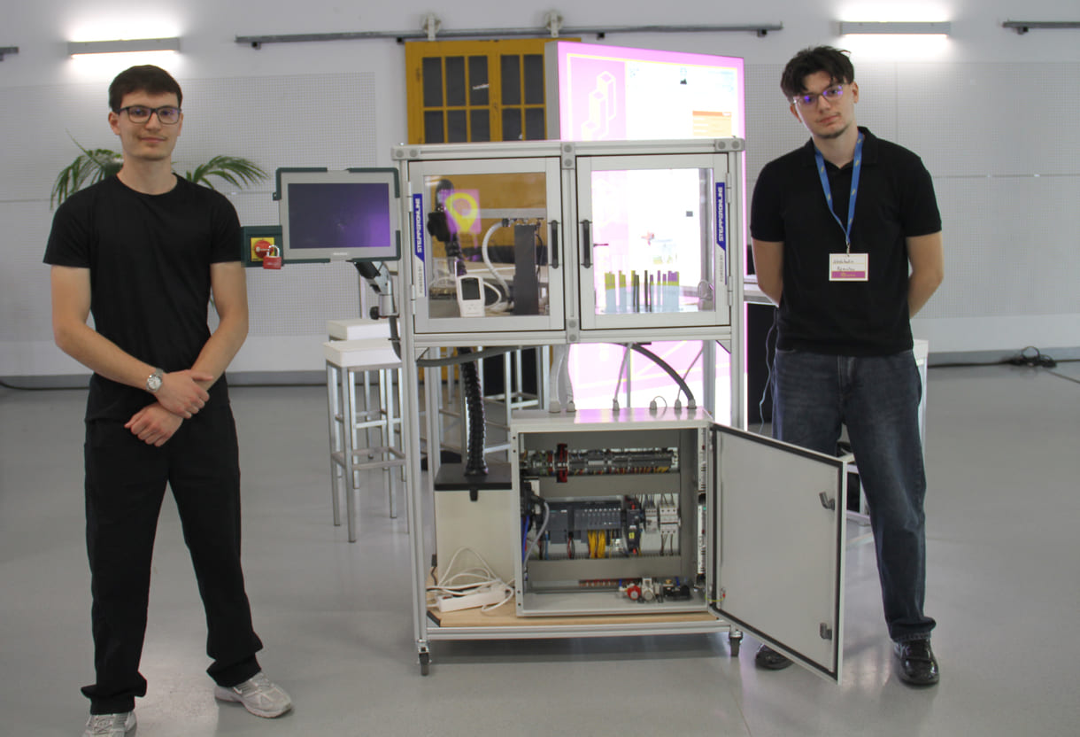 Tobias Weinhofer und Nedzhatin Remziev zeigen KiJuKU.at den mobilen Experimentierschrank mit Abzug, den sie gemeinsam mit ihren Mitschülern Eneş Bağ und Sebastian Schöngrundner erdacht und gebaut haben