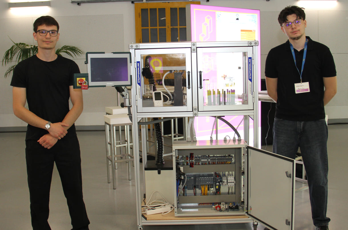 Tobias Weinhofer und Nedzhatin Remziev zeigen KiJuKU.at den mobilen Experimentierschrank mit Abzug, den sie gemeinsam mit ihren Mitschülern Eneş Bağ und Sebastian Schöngrundner erdacht und gebaut haben