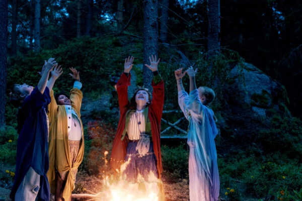 Szenenfoto aus dem Film "Ein Mädchen namens Willow": Gretchen (Anna von Seld), Lotti (Mary Tölle), Willow (Ava Petsch) und Valentina (Cora Trube) (v.l.n.r.) vereinen ihre magischen Kräfte.