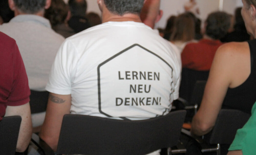 Lernen neu denken - Botschaft auf einem T-Shirt