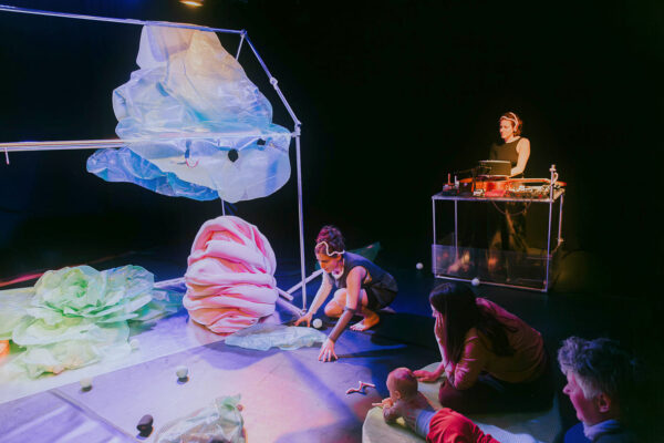 Szenenfoto aus einer Probe von "Salat" von Theater.Nuu im Wiener WuK