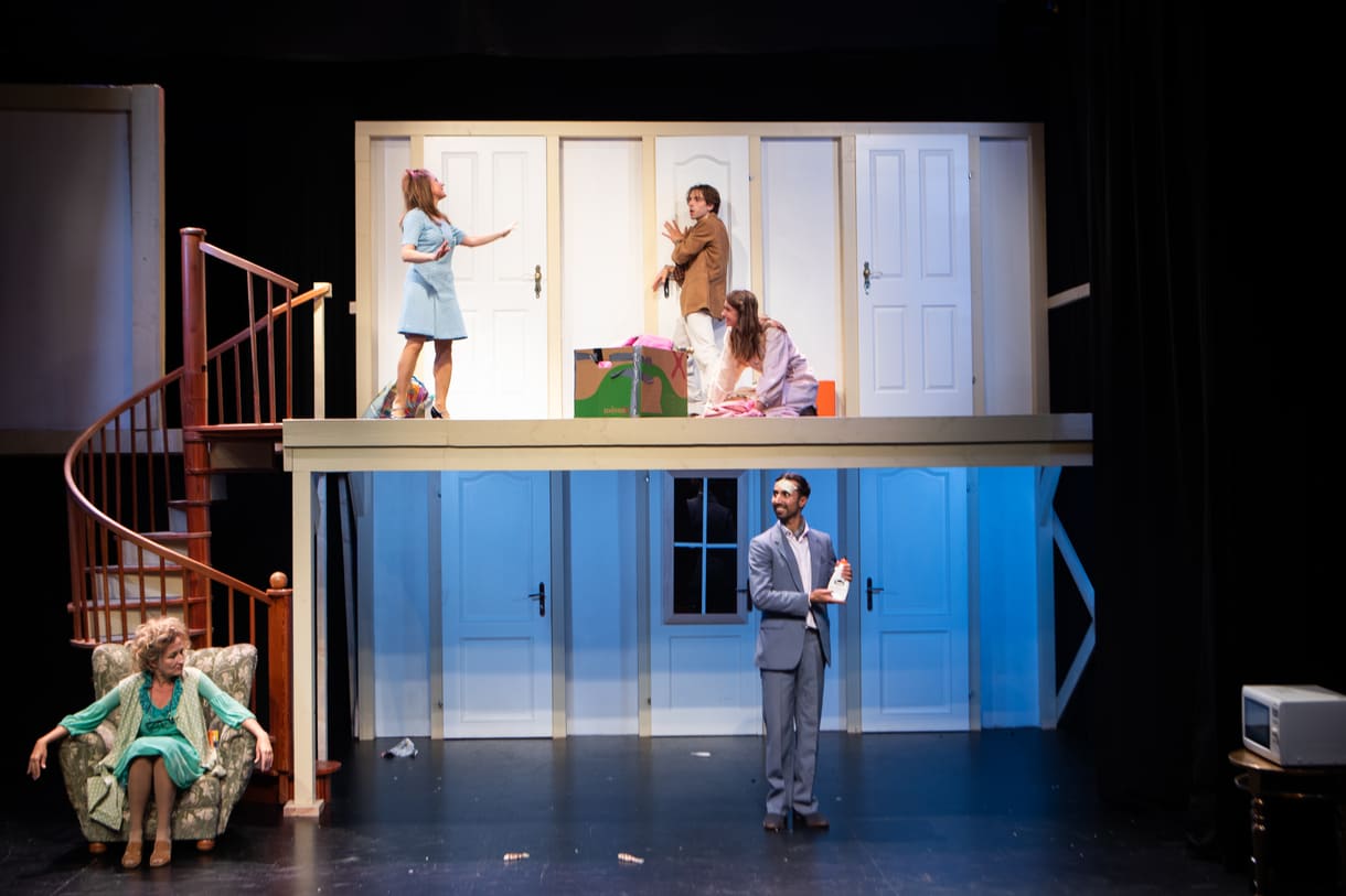 Szenenfoto aus "Noises off! Der nackte Wahnsinn" im Theater Forum Schwechat
