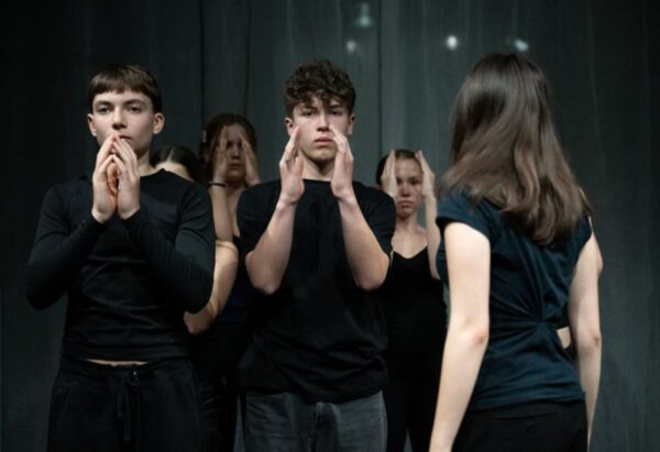 Szenenfoto aus "Who's talking?" vom Theaterclub 1 des Wiener Burgtheaters