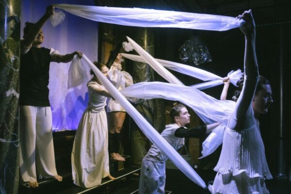 Szenenfoto aus der Performance des Burgtheater-Clubs 3: "Dann bin ich aufgewacht"