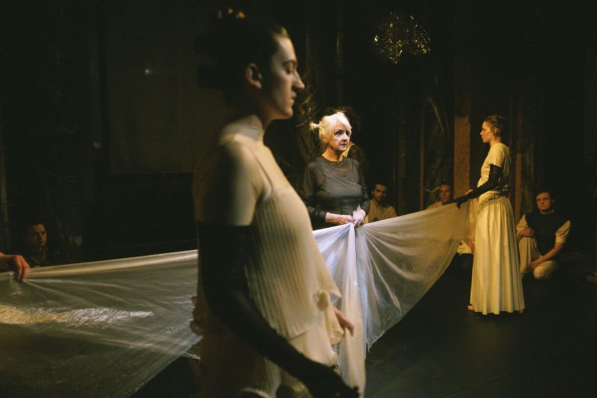 Szenenfoto aus der Performance des Burgtheater-Clubs 3: 