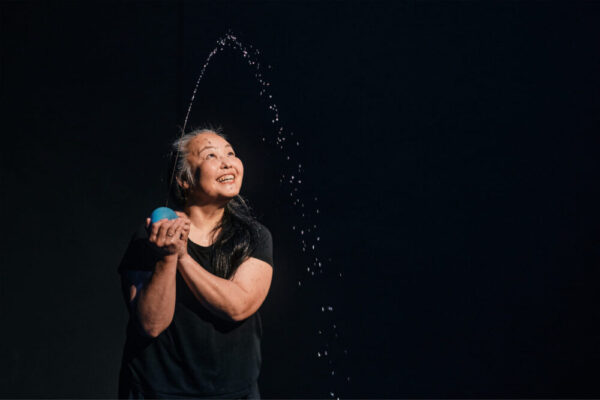 Yoko Yagihara in "Hörst du das Wasser glitzern", das sie auch selber konzipiert hat