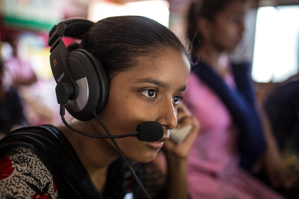 Sandhya Sahu hört im Kinderzentrum von Shivaji in der Region Mumbai (Indien) einen Computerbeitrag über Gewalt an Kindern