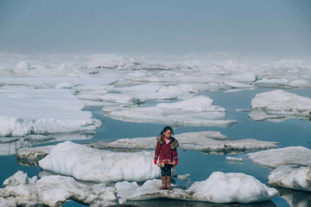 Amaia (11), ein Iñupiat-Mädchen muss in Barrow in Alaska (USA) von Eisscholle zu Eisscholle springen - Folge der Klimaerwärmung